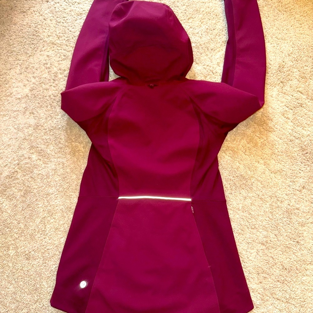 Lululemon Athletica sz 6 Maroon Raincoat only used a couple times like new con